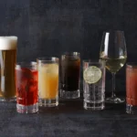 グラスに入ったカクテル、ビール、ワイン